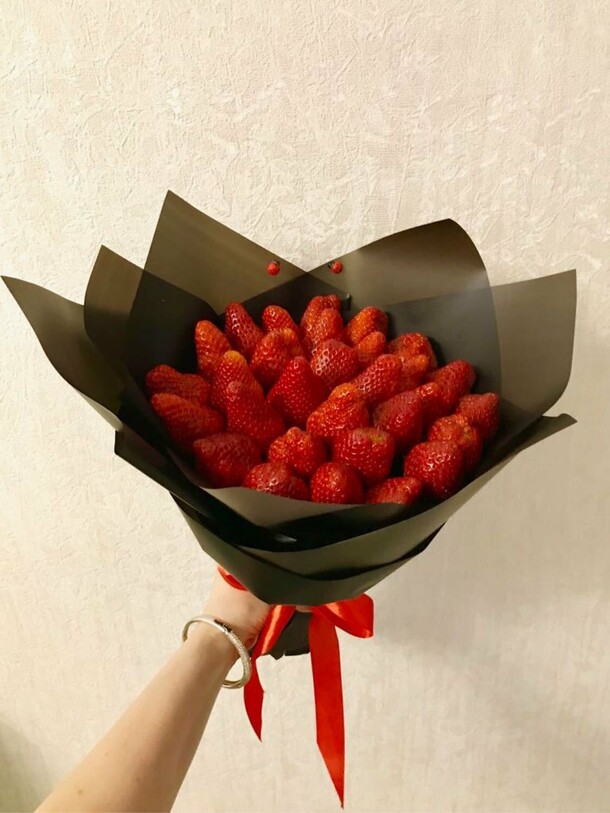Букет из клубники за 4388₽ с доставкой в Москве от Zerno-flowers на Flawery