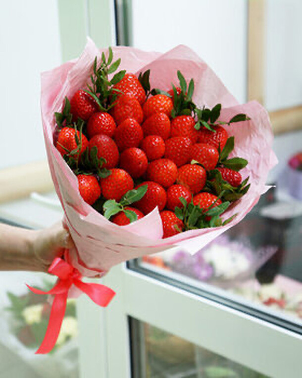 Букет из клубники за 4830₽ с доставкой в Азове от Zerno-flowers на Flawery