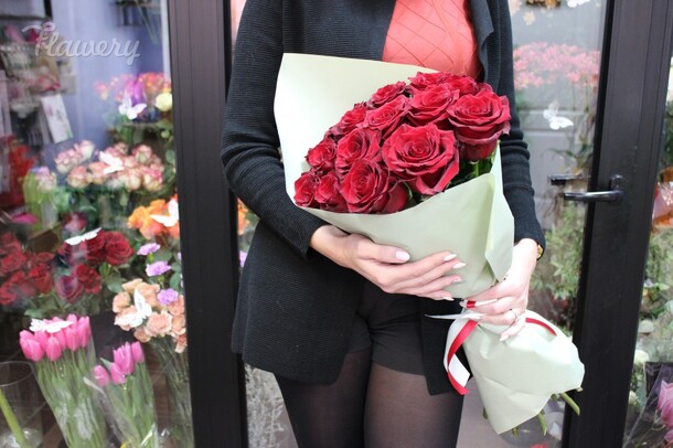 Красные розы🌸, артикул F28422 - 5300 рублей, доставка по городу. Flawery - доставка цветов