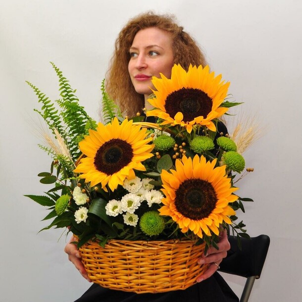 Букет цветов Лето в корзинке🌻 шикарные подсолнухи, океан зелени и нефролепис в горшочке за 13100₽ с доставкой в Москве от Королевство праздника на Flawery