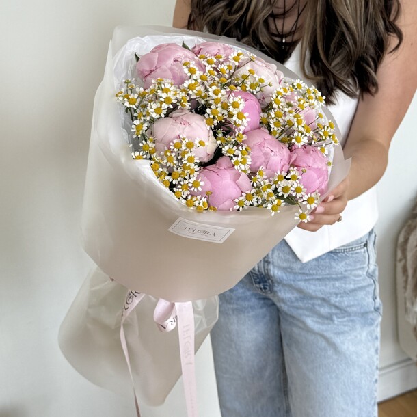 Букет из пионов и танацетума за 12500₽ с доставкой в Москве от Iflora на Flawery