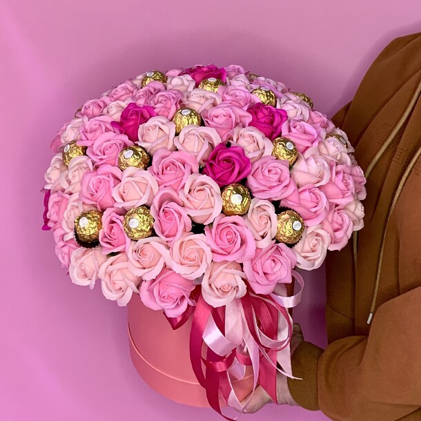 Конфеты ferrero rocher и мыльные розы в шляпной коробке за 14200₽ с доставкой в Москве от Донна Пиона на Flawery