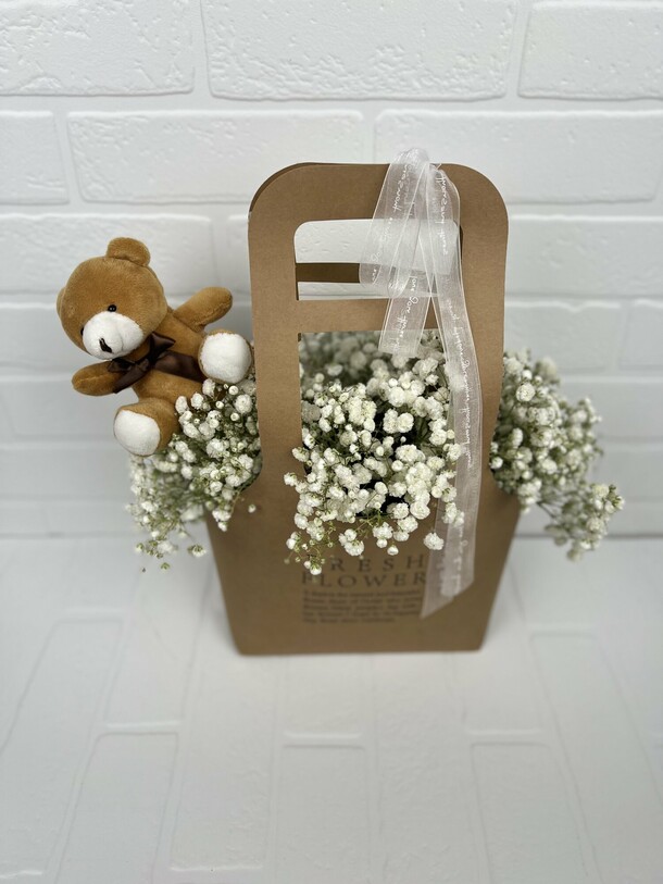 Композиция из гипсофилы с плюшевым мишкой, артикул F1539704 - 3250 рублей, доставка по городу. Flawery - доставка цветов