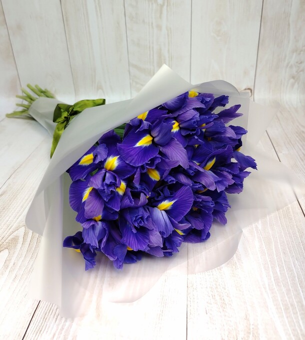 Букет из 19 ирисов за 2990₽ с доставкой в Москве от Flower Island на Flawery