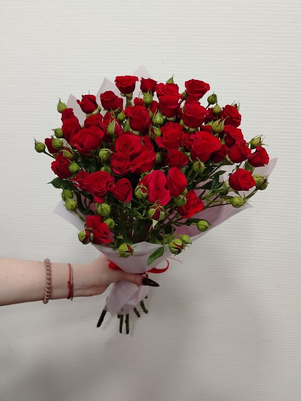 Букет цветов 9 красных кустовых роз за 3950₽ с доставкой в Москве от Flower Island на Flawery