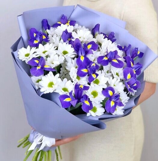 Букет из ирисов и хризантем за 7100₽ с доставкой в Москве от Flower Island на Flawery