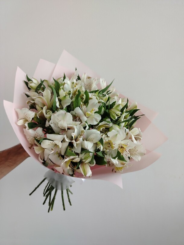 Букет цветов 19 белых альстромерий за 5150₽ с доставкой в Москве от Flower Island на Flawery