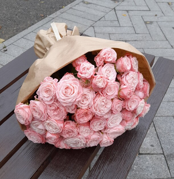 Букет из пионовидных кустовых роз за 7990₽ с доставкой в Москве от Flower Island на Flawery
