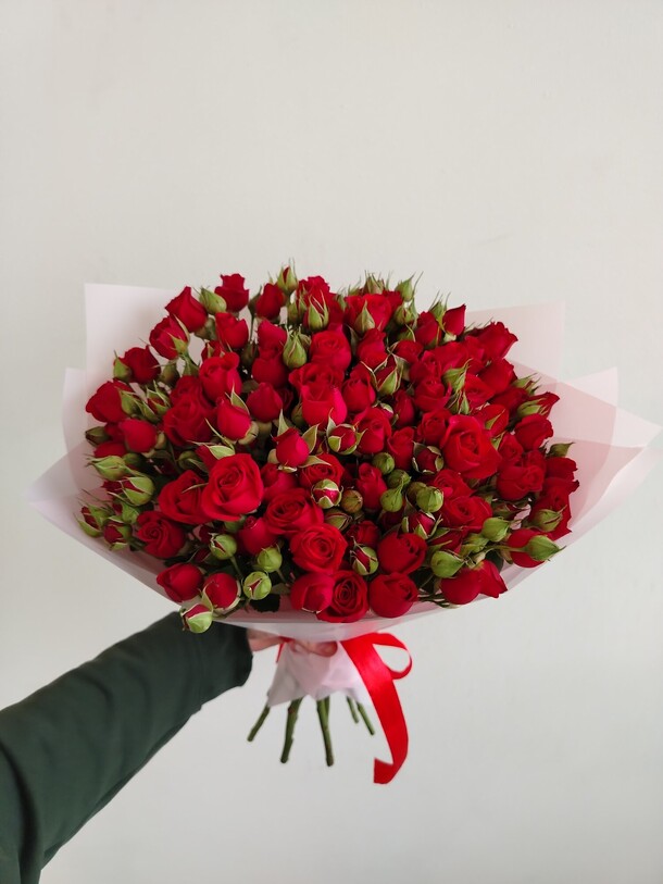 Букет цветов 19 красных кустовых роз за 5990₽ с доставкой в Москве от Flower Island на Flawery