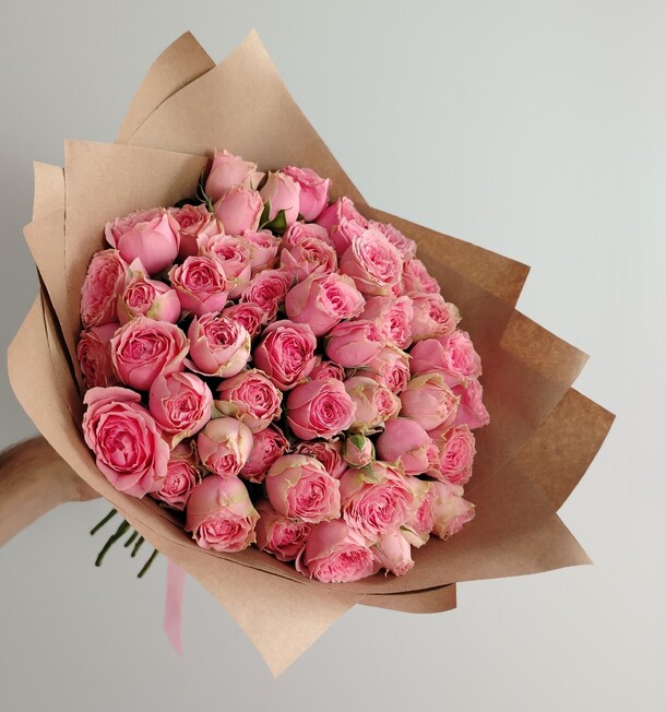 Букет из 19 кустовых роз за 5500₽ с доставкой в Москве от Flower Island на Flawery