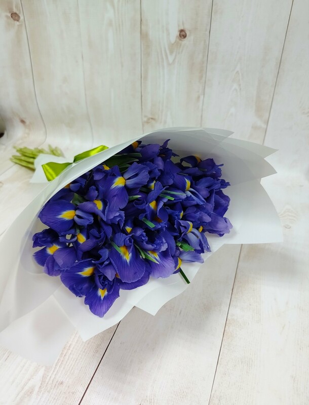 Букет из 15 ирисов, артикул F1304465 - 2100 рублей, доставка по городу. Flawery - доставка цветов