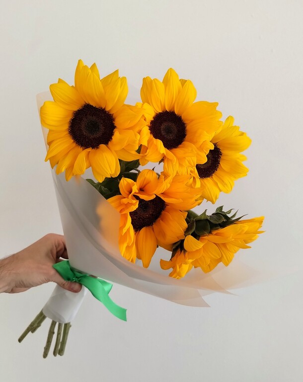 Букет из 5 подсолнухов за 3640₽ с доставкой в Москве от Flower Island на Flawery