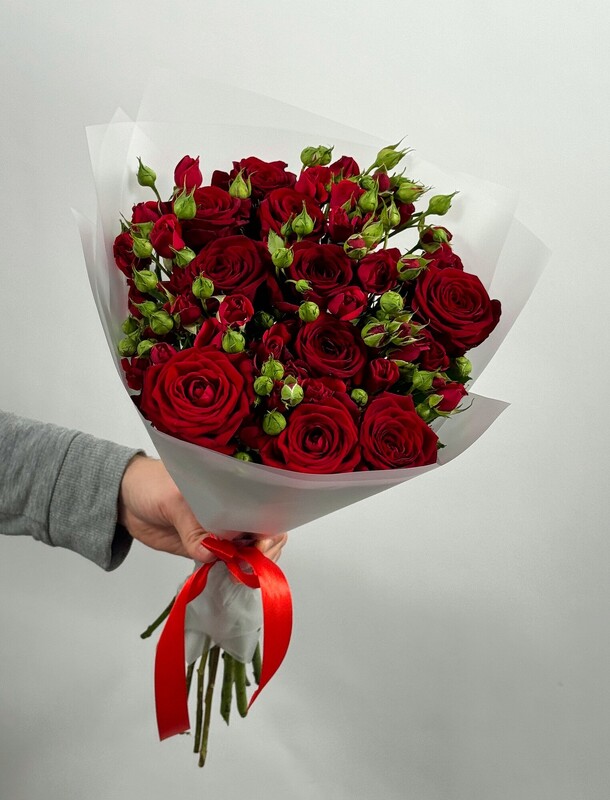 Букет из кустовых и одноголовых роз за 5990₽ с доставкой в Москве от Flower Island на Flawery