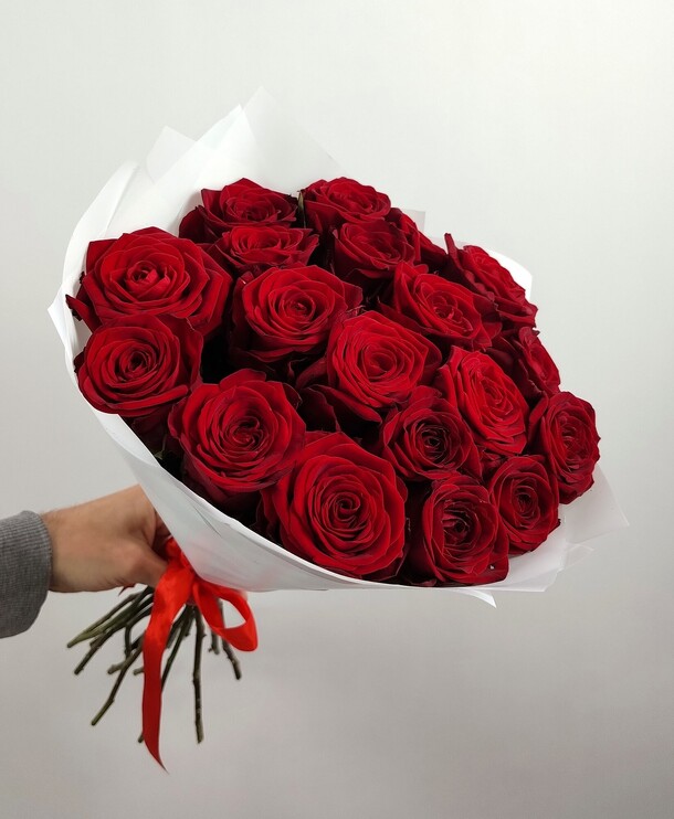 Букет цветов 19 красных роз 50 см за 4640₽ с доставкой в Москве от Flower Island на Flawery