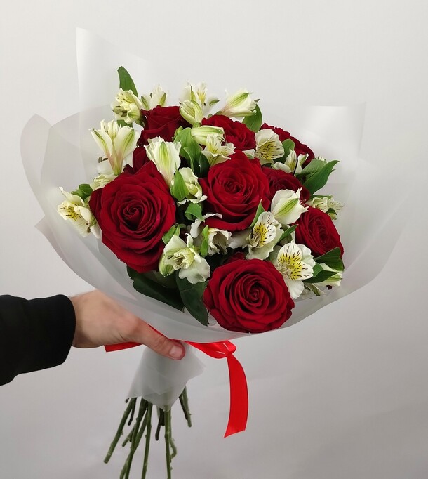 Букет из роз и альстромерий за 4150₽ с доставкой в Москве от Flower Island на Flawery