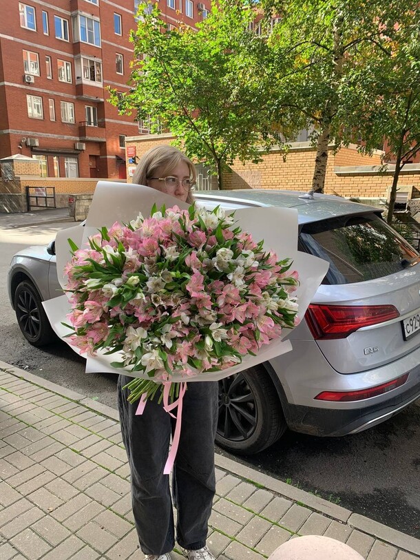 Букет из 51 ветки альстромерии за 15500₽ с доставкой в Москве от Цветочная мастерская Рябина на Flawery