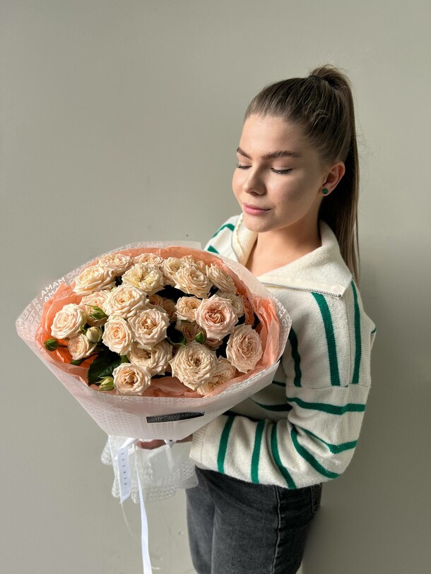 Персиковая кустовая роза в красивой упаковке ft1644, артикул F1485108 - 3900 рублей, доставка по городу. Flawery - доставка цветов