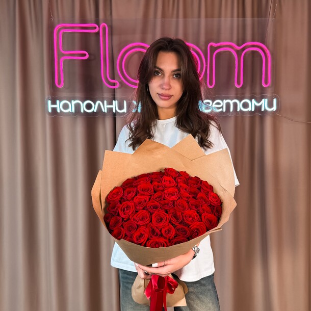 Букет цветов 51 роза в крафте за 7835₽ с доставкой в Москве от FLOOM на Flawery
