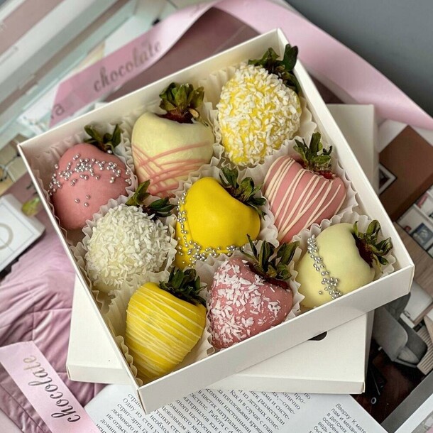 Клубника в шоколаде бельгийском шоколаде callebaut. Подарочный набор 1146. Leora flowers дом цветочной моды, артикул F1314602 - 2650 рублей, доставка по городу. Flawery - доставка цветов