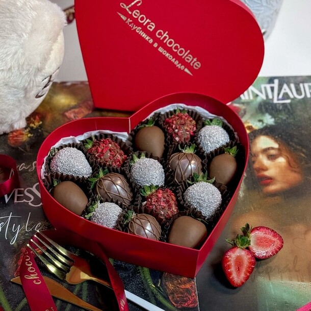 Клубника в шоколаде 15 шт сердце. Бельгийский шоколад callebaut. Подарочный набор 2012, артикул F1457964 - 3690 рублей, доставка по городу. Flawery - доставка цветов