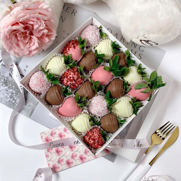 Букет цветов Клубника в белом, молочном и розовом шоколаде callebaut, 16–25 ягод. Набор 1027 за 4420₽ с доставкой в Москве от Дом цветочной моды Leora на Flawery