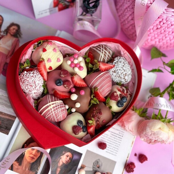Букет цветов Клубника в молочном шоколаде callebaut в коробке-сердце, 12–30 ягод. Набор 1076 за 4660₽ с доставкой в Москве от Дом цветочной моды Leora на Flawery