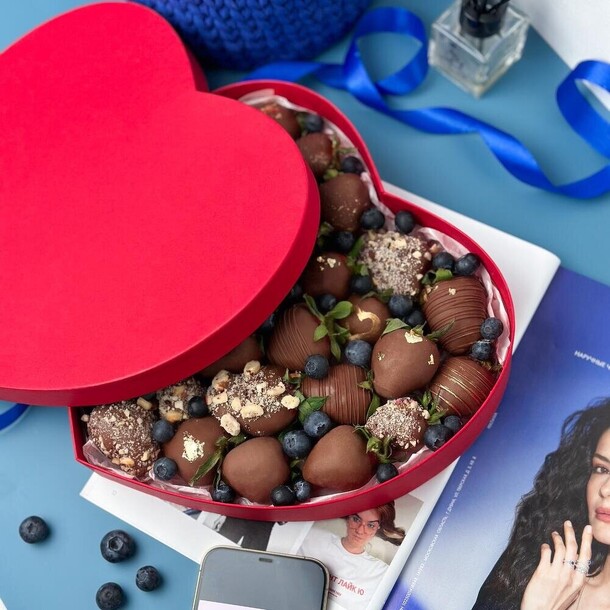 Букет цветов Клубника xxl в молочном шоколаде callebaut с голубикой, 28–35 ягод. Сердце 1034 за 7520₽ с доставкой в Москве от Дом цветочной моды Leora на Flawery