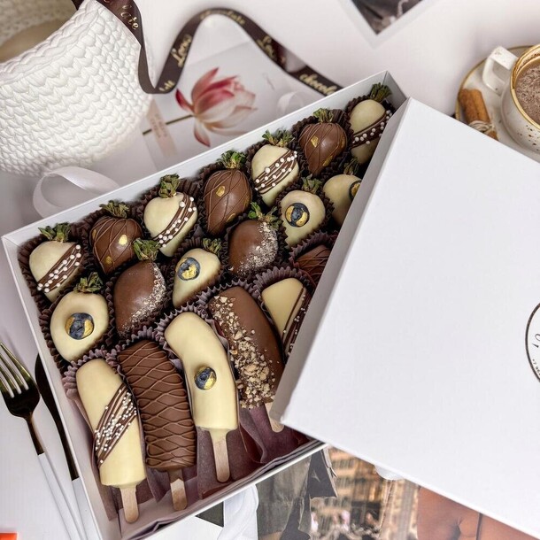 Букет цветов Клубника 12–20 ягод и бананы 8–10 шт. В шоколаде callebaut. Набор 1167 за 8430₽ с доставкой в Москве от Дом цветочной моды Leora на Flawery