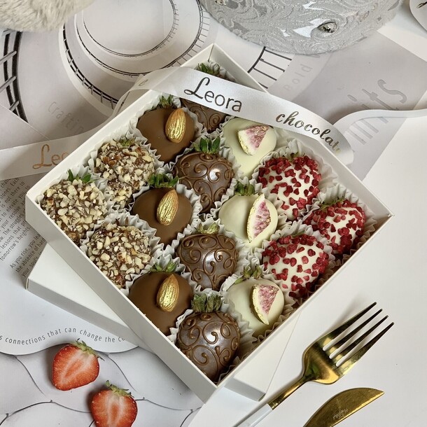 Букет цветов Клубника в белом и молочном шоколаде callebaut, 9–16 ягод — подарочный набор №5609 за 2970₽ с доставкой в Москве от Дом цветочной моды Leora на Flawery