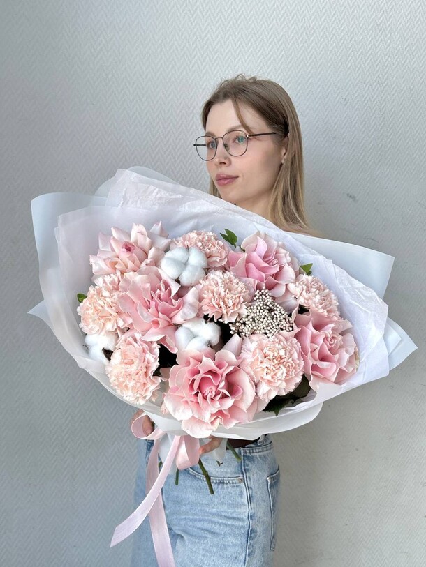 Букет цветов Пыльная роза - авторский букет с розами и хлопком, пинк мондеаль за 5690₽ с доставкой в Москве от Прекрасный цветок / Flower Perfect на Flawery