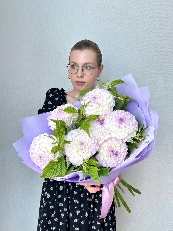Букет георгины с малиной, 7 шт за 5690₽ с доставкой в Москве от Прекрасный цветок / Flower Perfect на Flawery
