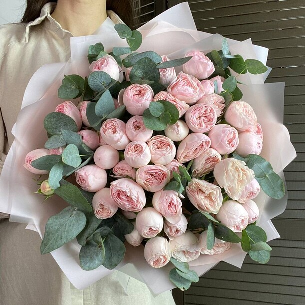 Букет пионовидных роз с эвкалиптом за 8900₽ с доставкой в Москве от Ver. Flowers на Flawery