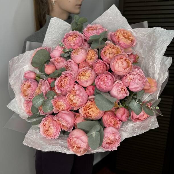 Букет из пионовидных роз и эвкалипта за 9090₽ с доставкой в Москве от Ver. Flowers на Flawery
