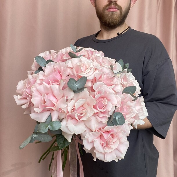 Букет французских роз с эвкалиптом за 11700₽ с доставкой в Москве от Ver. Flowers на Flawery