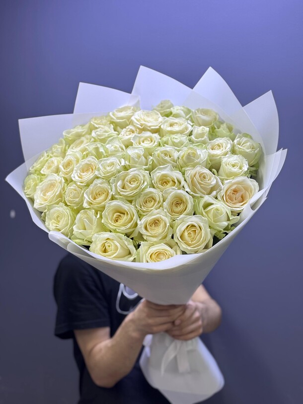 Букет цветов Белые розы 70см 51шт за 14500₽ с доставкой в Москве от Spring-sunflowers на Flawery