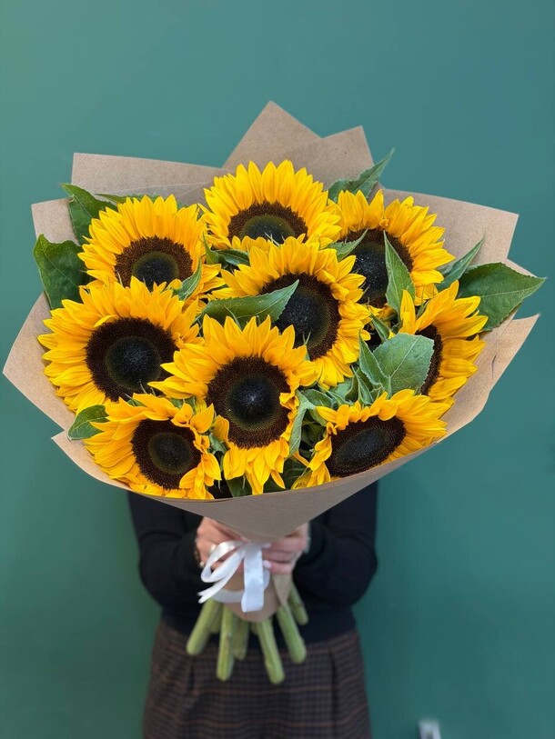 Букет подсолнухов за 10000₽ с доставкой в Москве от Spring-sunflowers на Flawery