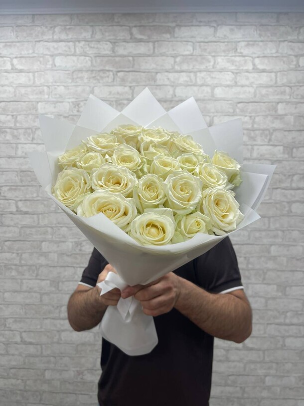 Букет цветов Белые розы 21шт за 8300₽ с доставкой в Москве от Spring-sunflowers на Flawery