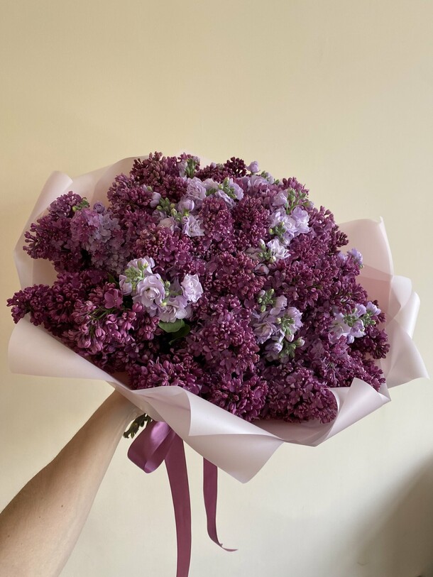 Букет из сирени и маттиолы, артикул F1420840 - 15840 рублей, доставка по городу. Flawery - доставка цветов