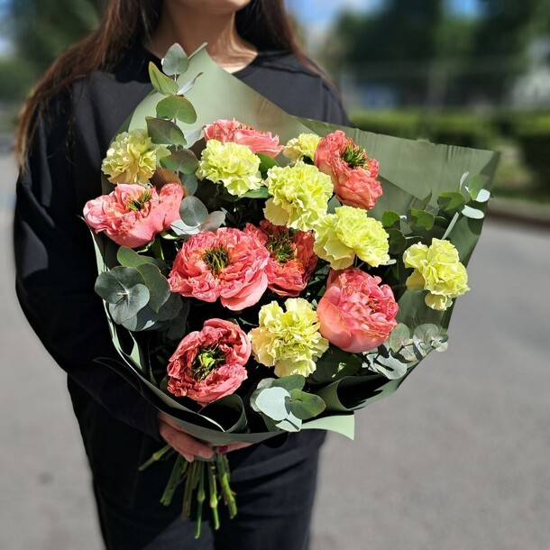 Пионовидные розы с сортовыми диантусами и эвкалиптом, артикул F1451607 - 5600 рублей, доставка по городу. Flawery - доставка цветов
