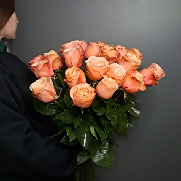 Персиковые пионовидные розы "кахала" 25шт, артикул F1507106 - 11500 рублей, доставка по городу. Flawery - доставка цветов