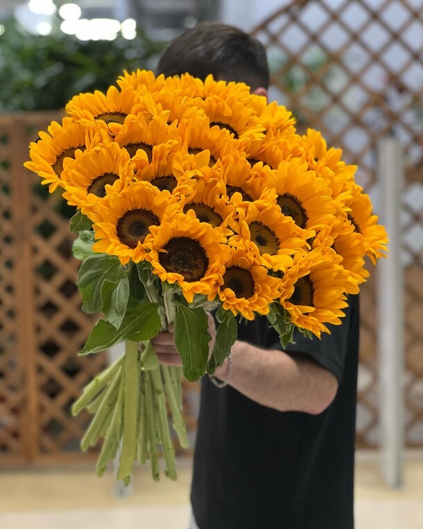 Букет из 25 подсолнухов🌞 за 8320₽ с доставкой в Москве от FlorMarket.RU-Флормаркет.РФ на Flawery