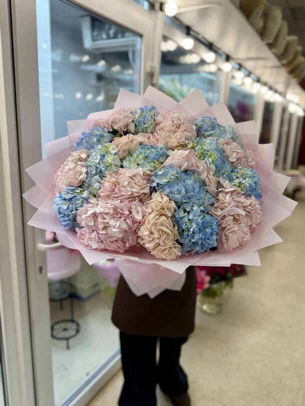 Букет цветов Монобукет из 21 гортензий за 8364₽ с доставкой в Москве от FlorMarket.RU-Флормаркет.РФ на Flawery