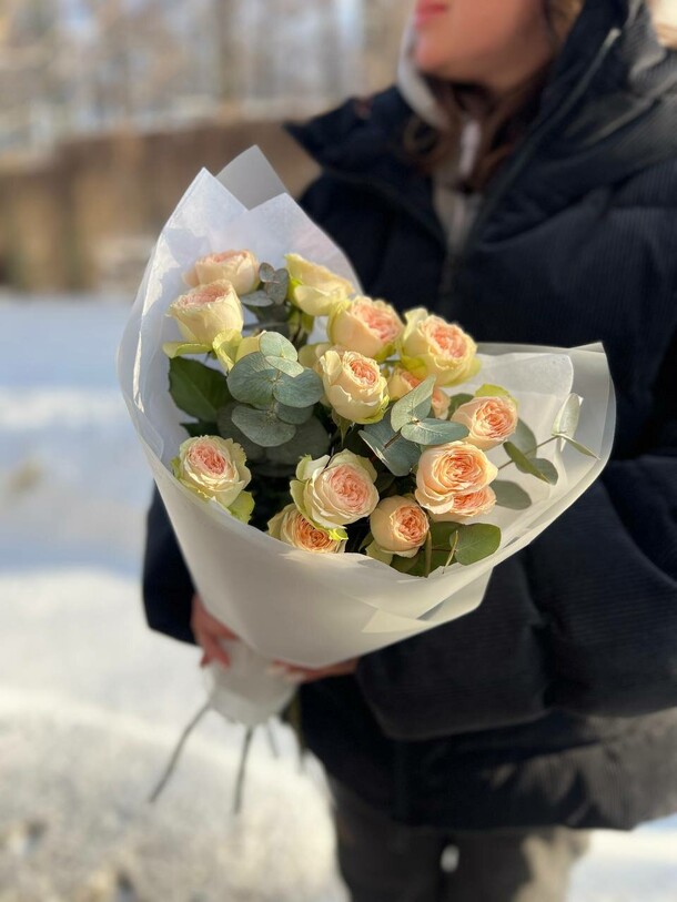 Кустовые розы с эвкалиптом, артикул F1376473 - 5500 рублей, доставка по городу. Flawery - доставка цветов