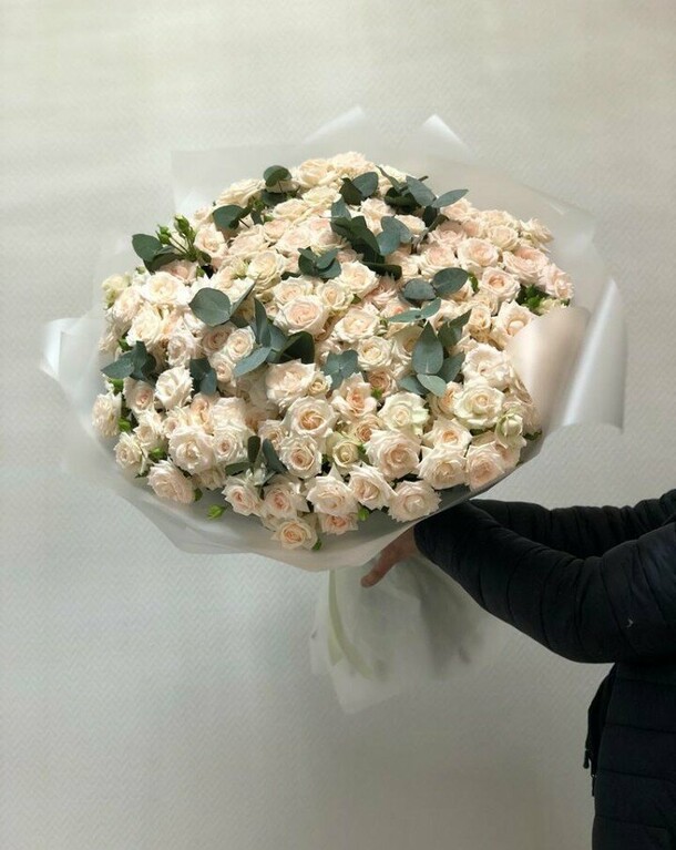 69 кустовых роз с эвкалиптом, артикул F1238882 - 26487 рублей, доставка по городу. Flawery - доставка цветов