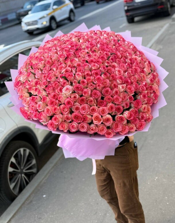 Букет цветов Огромный букет из 201 розы 🥰 за 101176₽ с доставкой в Москве от Букетная №1 на Flawery
