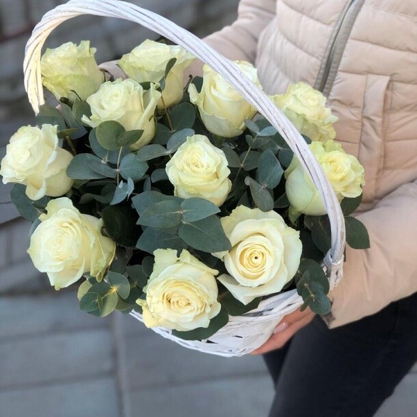 Букет цветов Корзина 15 белых роз в зелени за 5990₽ с доставкой в Москве от Магазин "Урал Роза" на Flawery
