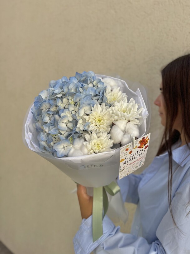 Букет с голубой гортензией 🦋 за 2970₽ с доставкой в Москве от Ветка на Flawery