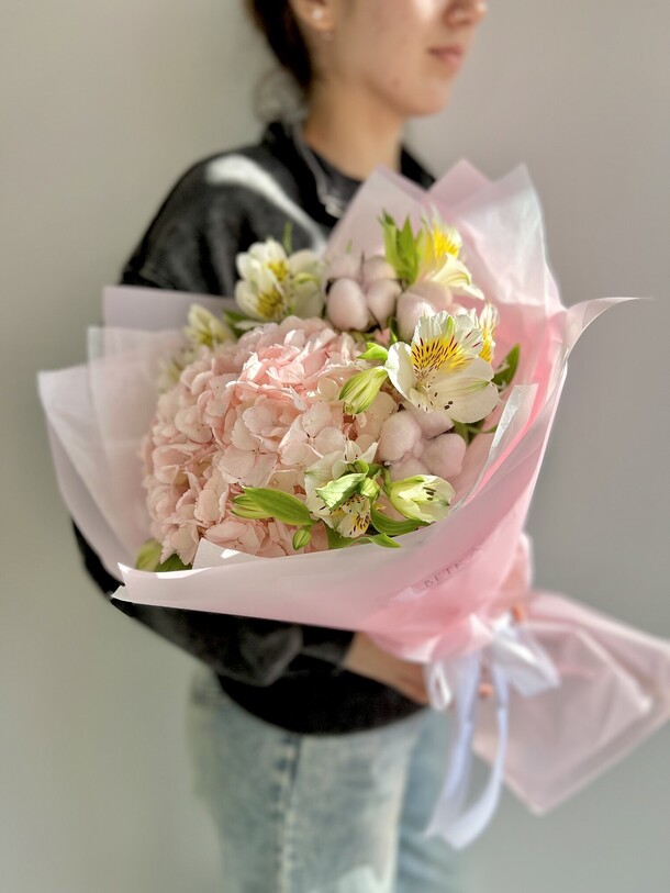 Букет с розовой гортензией 🌸💛 за 3300₽ с доставкой в Москве от Ветка на Flawery