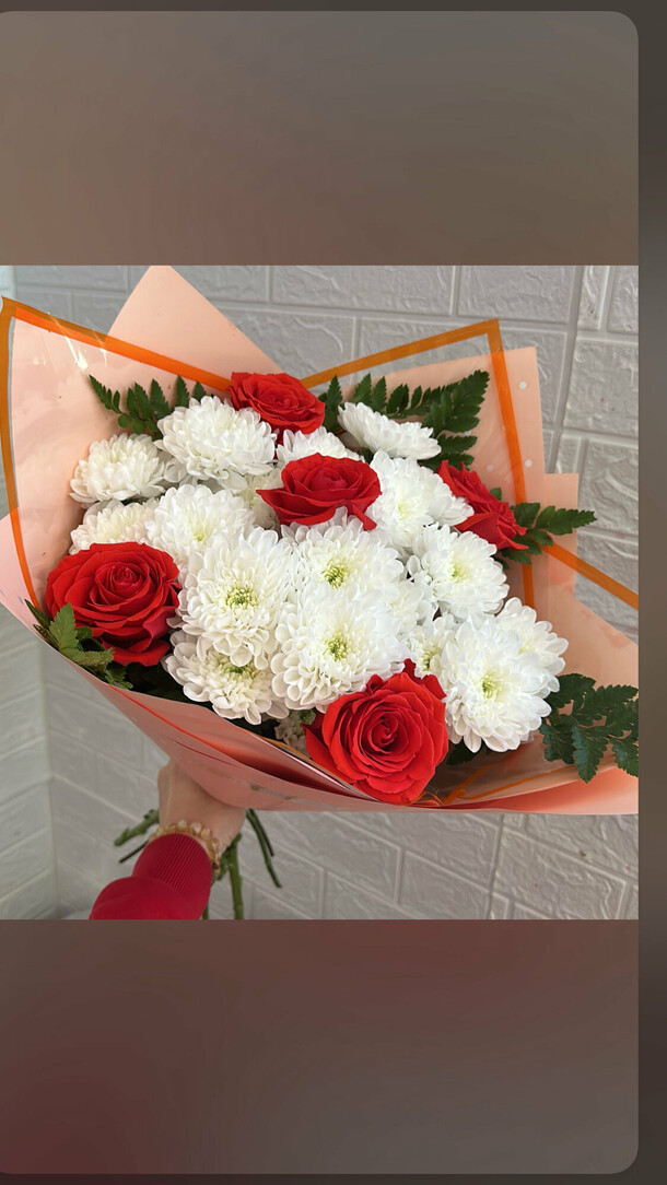 Сборный букет с розами, артикул F1289365 - 5990 рублей, доставка по городу. Flawery - доставка цветов