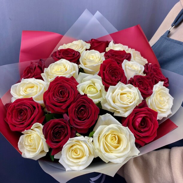 Букет из красных и белых роз за 6990₽ с доставкой в Москве от Family Flowers на Flawery